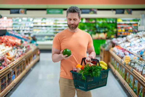 Mann Mit Einkaufskorb Voller Gemüse Und Obst Millennium Mann Mittleren — Stockfoto