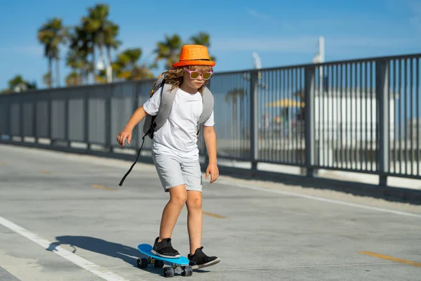 Kind Auf Dem Skateboard Junge Auf Seinem Skateboard Schlägt Und — Stockfoto