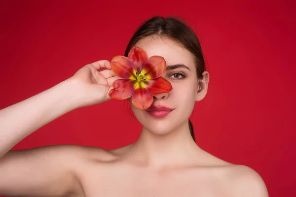 Chica Belleza Con Tulipán Cerca Cara Hermosa Mujer Sensual Mantenga — Foto de Stock
