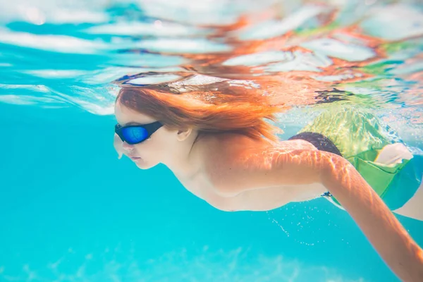 Kind Schwimmt Unter Wasser Sommerkinder Glücklicher Kleiner Junge Schwimmbad Einem — Stockfoto