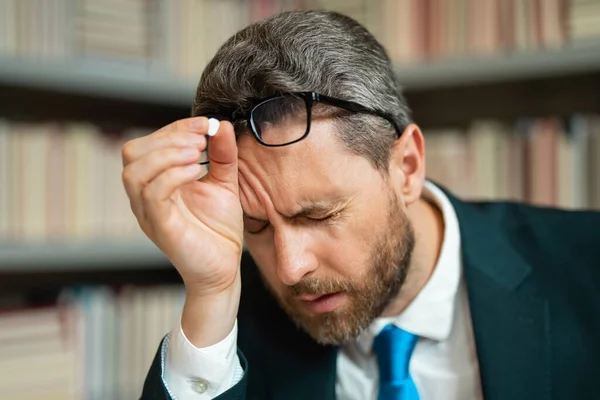 スーツのビジネスマンは ラップトップを使用して 疲れている頭痛片頭痛を得た 頭痛の痛みの概念 職場では苦痛な男達が強調される 頭痛片頭痛薬 — ストック写真