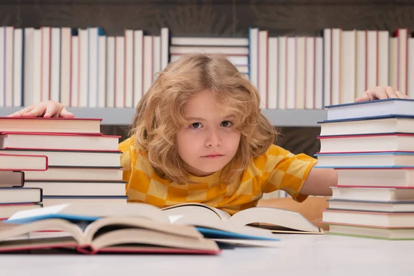 Schul Und Bildungskonzept Schulkind Mit Einem Stapel Bücher Kinder Genießen — Stockfoto