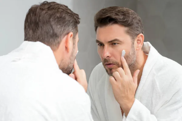 きれいな完璧な肌を持つ美しい男 美容男性のスキンケア 美容室です 男性の化粧品 顔のケアスキンケアと美しさの概念 柔らかい肌のハンサムな男 男性の健康的な肌とスパ — ストック写真