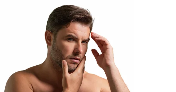 男性の美容化粧品 男性の美しさとスキンケア 人間のための朝の医療と衛生 完璧な美肌だ シャワーの後のハンサムな千年の人は皮の表面クリームかマスクを適用する ワイドバナー — ストック写真
