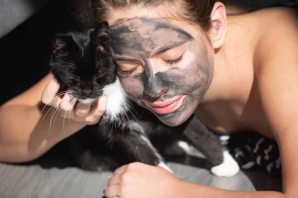 Morgen Met Een Zwarte Kat Vrouw Met Houtskool Gezicht Moddermasker — Stockfoto