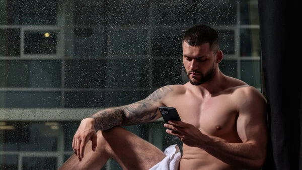 Homme Utilisant Téléphone Debout Près Fenêtre Gay Séduisant Corps Musculaire — Photo