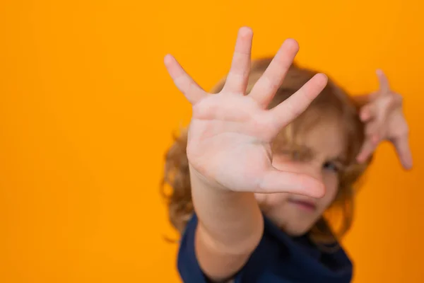 Dziecko Zatrzymuje Gest Żółtym Odizolowanym Tle Studia Dzieciak Symbolem Ostrzegawczym — Zdjęcie stockowe