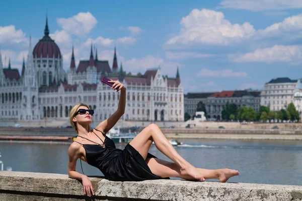 Módní Žena Sexy Trendy Dívka Pózující Městě Evropě Letní Móda — Stock fotografie