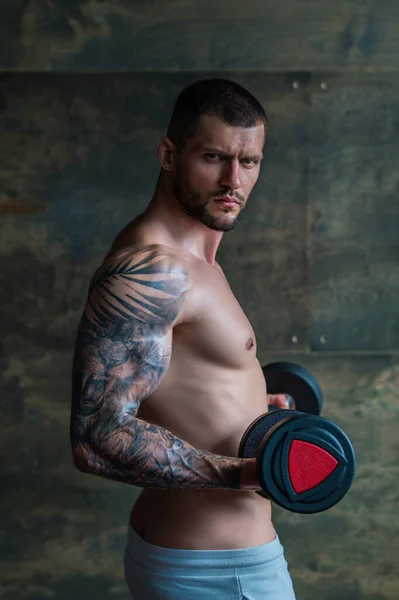 Retrato Homem Desportivo Bonito Com Corpo Muscular Fazendo Levantamento Peso — Fotografia de Stock
