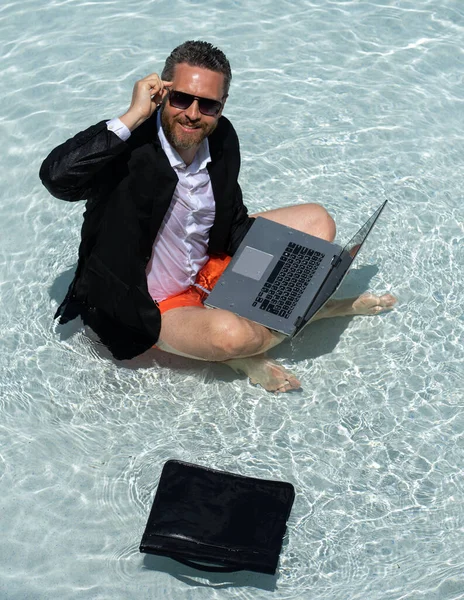 Business Man Suit Working Laptop Swimming Pool Travel Tourism Business — Stock Photo, Image
