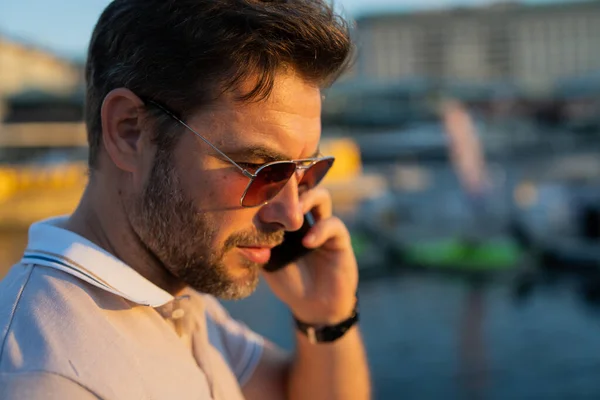 Retrato Belo Modelo Masculino Conversando Telefone Livre Homem Elegante Falar — Fotografia de Stock