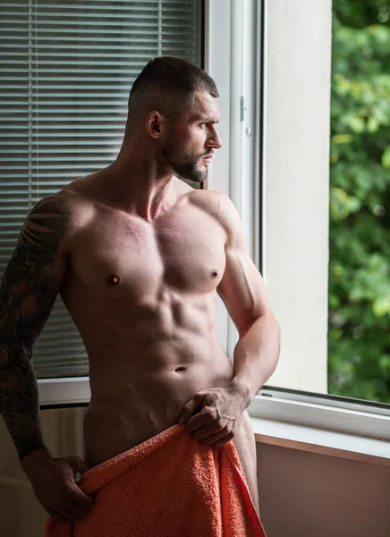 Sexy Nackter Junger Mann Wohnzimmer Auf Fenstervorhängen Nackter Männlicher Körper — Stockfoto