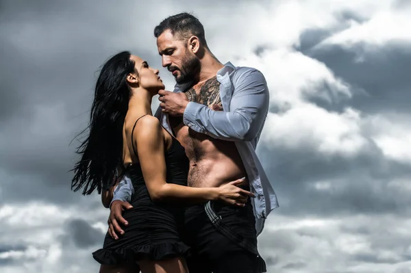 Şehvetli aşıkların seksi anları. Birbirine aşık romantik bir çift. Erkeğin kadını şefkatle kucaklaması. Şehvetli bir aşk yaşayan seksi bir çift. Ön sevişme ve aşk oyunları. Seksi baştan çıkarma. Erotik çift