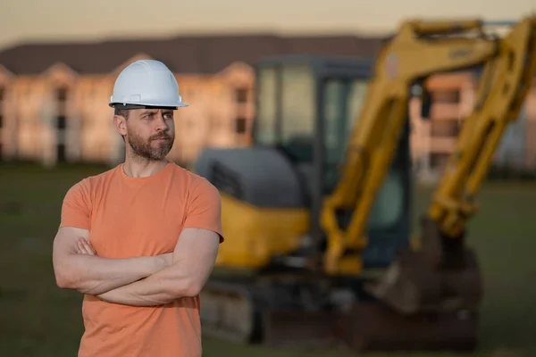 头盔工人在工地施工 挖掘机工人 以挖掘机为背景的建筑施工司机 建筑工人 装有拖拉机或建筑工地 — 图库照片