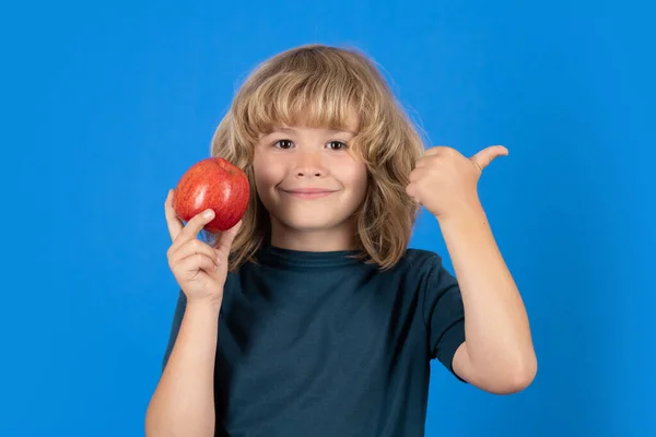 Sağlıklı Beslenme Başparmakları Havada Küçük Şirin Çocuk Kırmızı Elmayı Tut — Stok fotoğraf