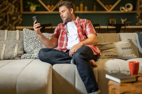 Serbest Çalışan Bir Adamı Cep Telefonu Kullanıyor Sosyal Medyayı Kontrol — Stok fotoğraf