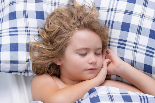 静かな眠り ベッドで寝てる子供 子供のベッドで毛布の下で寝ている 枕の上に寝そべっている子供 眠っている子供 健康な睡眠や昼寝を楽しむ — ストック写真