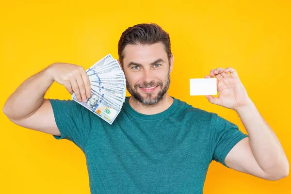 Yakışıklı Adam Gri Stüdyoda Izole Edilmiş Para Tutuyor Dolar Banknotları — Stok fotoğraf