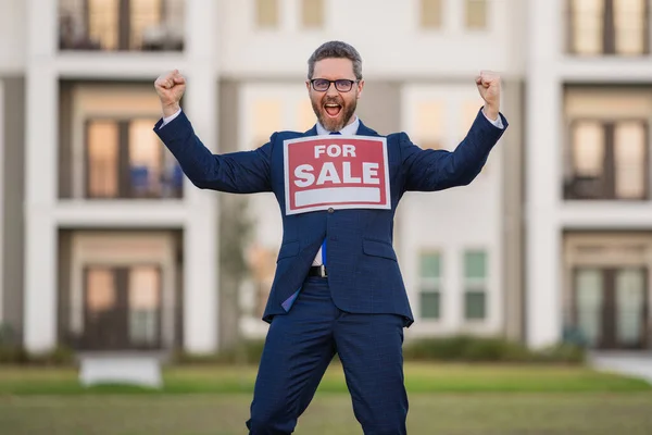 Spännande Husägare Fastighetsmäklare Håller Skylt Till Salu Bostäder Projektet Köp — Stockfoto