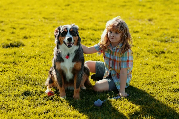 Kleine Blonde Jongen Met Haar Hond Outdooors Het Park Schattig — Stockfoto