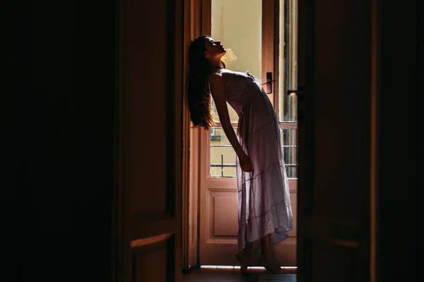 Žena Setkává Ráno Balkónu Šťastné Tance Dívka Oblečená Noční Košili — Stock fotografie