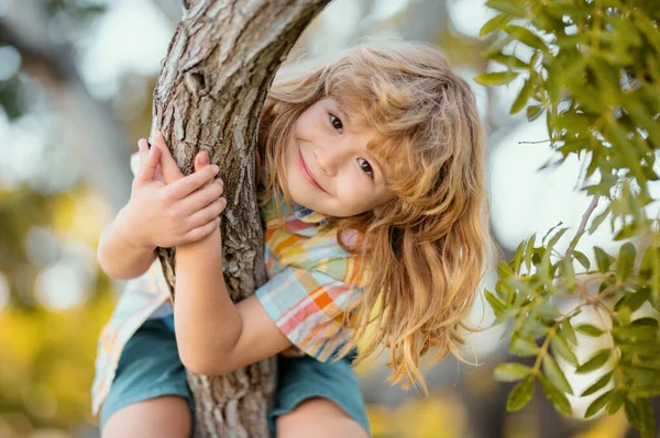 Criança Feliz Brincando Jardim Subindo Árvore Menino Sobe Árvore Parque — Fotografia de Stock