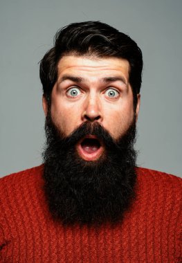 Heyecanlı sakallı adam. İnsani duygular. Şaşırmış adamın yakın plan portresi.