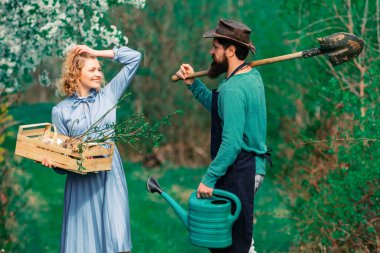 Bir çift çiftçi. Tarım alanında yürüyen iki kişi. Çiftçilik ve insanların konsepti. İşçi ailesi tarımı