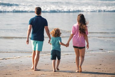 Baba, anne ve çocuk Bora Bora 'da gün batımında yaz plajında. Arkadaş canlısı aile kavramı. Aile seyahati, tatil konsepti