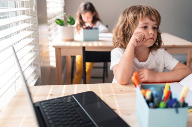 Okul günleri. Sınıftaki çocuklar. Okula dönelim. Bilgi günü