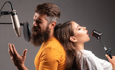 Şarkı söyleyen çift. Şarkıcı arkadaşlar rock söylüyor. Ses yapımcısı bir müzik stüdyosunda şarkı kaydediyor. Heyecanlı Karaoke