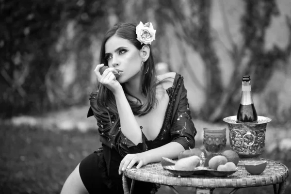 Outdoor Fashion Portrait Pretty Girl Relaxing Summer Garden Tropical Fruits — Photo
