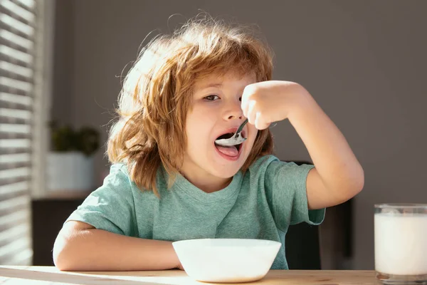 Niño Comiendo Comida Saludable Casa Bebé Come Sopa Con Cuchara — Foto de Stock
