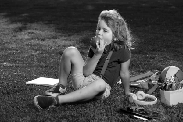 Dětské Outdoorové Vzdělání Dítě Dělá Domácí Úkoly Venku Jíst Jablka — Stock fotografie