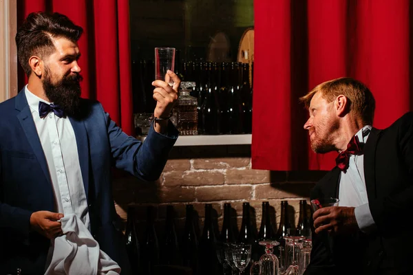 酒保和顾客酒精饮料 吧台服务员在柜台 在酒吧里的希波斯特古老的传统威士忌饮料 绅士的饮料 — 图库照片
