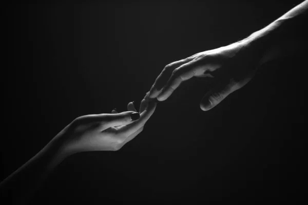 Händerna Vid Tidpunkten För Räddningen Senderness Tendet Touch Vänner Hälsar — Stockfoto