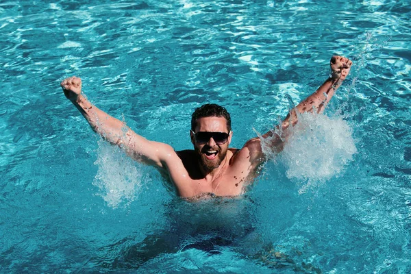 泳池派对避暑胜地 假期和闲暇时间 游泳池里英俊的男人 — 图库照片