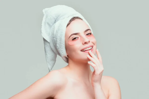 Ritratto Ravvicinato Ragazza Sensuale Con Asciugamano Sulla Testa Macchie Oculari — Foto Stock