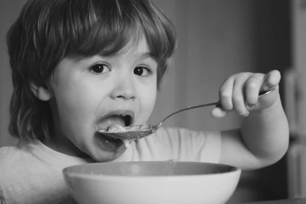 Rapazinho Esfomeado Comer Criança Alegre Bebê Come Comida Com Colher — Fotografia de Stock