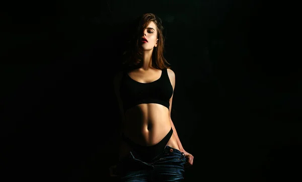 一个有魅力的年轻黑发女子在深色背景下的画像 在黑暗房间里穿着内裤的性感女人 — 图库照片