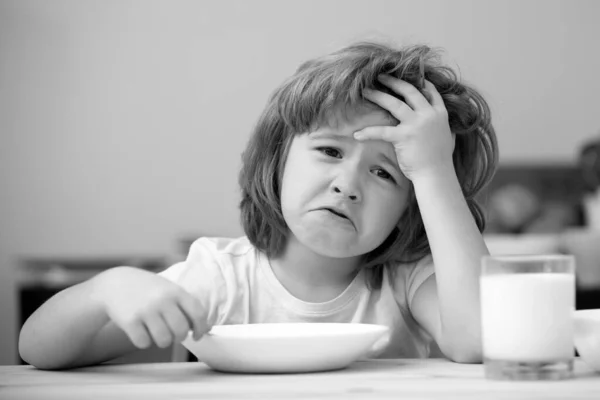 Nešťastné Dítě Sedět Stolu Kuchyni Nemají Chuť Jídlu Kavkazské Batole — Stock fotografie