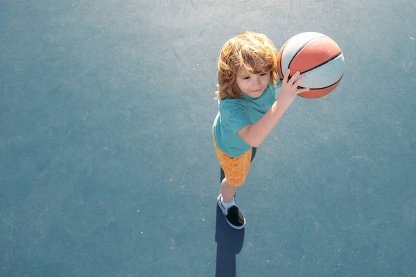 Kind Spielt Basketball Mit Ball Basketballspieler — Stockfoto