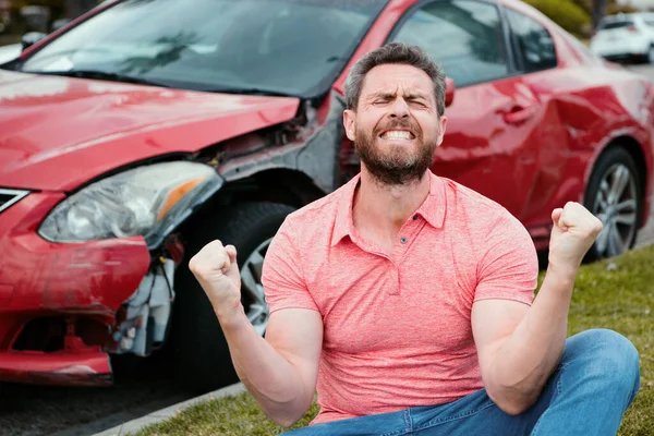 Άντρας Βοήθεια Αυτοκίνητο Σπασμένο Στο Δρόμο Ασφάλιση Αυτοκινήτου — Φωτογραφία Αρχείου