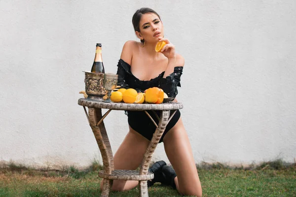Portret Van Sexy Mooie Jonge Vrouw Met Groenten Fruit Tegen — Stockfoto
