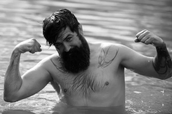 夏休みに髭を生やした男 男性は水中で泳いでいる 楽しみ方 — ストック写真