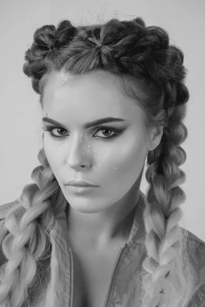 Färgglada Makeup Och Flätor Mode Foto Underbara Europeiska Kvinnliga Modell — Stockfoto