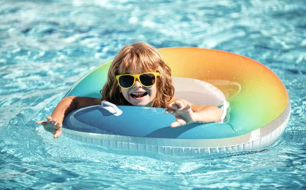 孩子暑假 夏天的时间 孩子在游泳池里 男孩在水上公园游泳 充气橡胶圈上有趣的男孩 — 图库照片