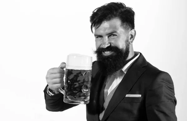 Μπύρα Χαρούμενος Χαμογελαστός Άντρας Ένα Ποτήρι Μπύρα Αποθείωση Και Γευστική — Φωτογραφία Αρχείου