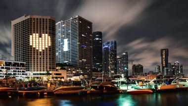 Bayside Miami Şehir Merkezi MacArthur Geçidi, Venedik Geçidi 'nden. Miami