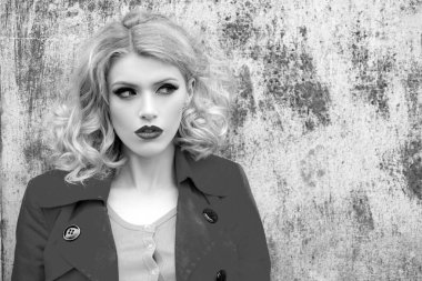 Kıvırcık uzun saç konsepti. Güzel yüzlü bir mankenin portresi. Kadın yüzünün güzel portresi.